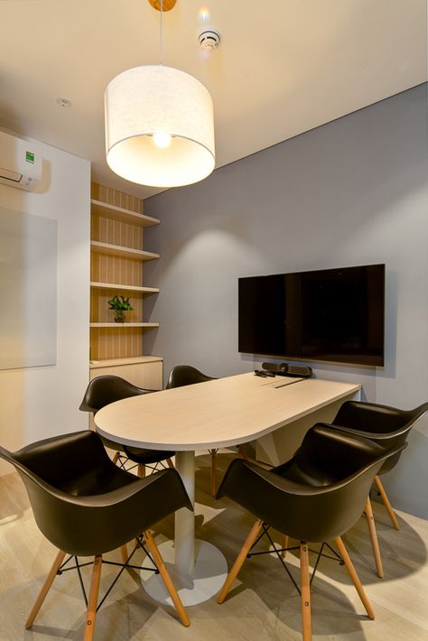 Small Office With Table, Office Small Meeting Room, Small Conference Room Ideas, Small Boardroom Ideas, Small Office Conference Room Ideas, Small Office Design Interior Business, Finance Office Interior Design, Small Meeting Room Design, Small Conference Room Design