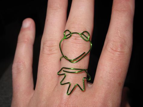 Wire Wrapped Kermit The Frog MADE to ORDER Adjustable Ring Medium. $8.00, via Etsy. Sapo Kermit, Frog Jewelry, Lucet, Frog Decor, Kermit The Frog, A Frog, Diy Rings, Wire Rings, Work Jewelry