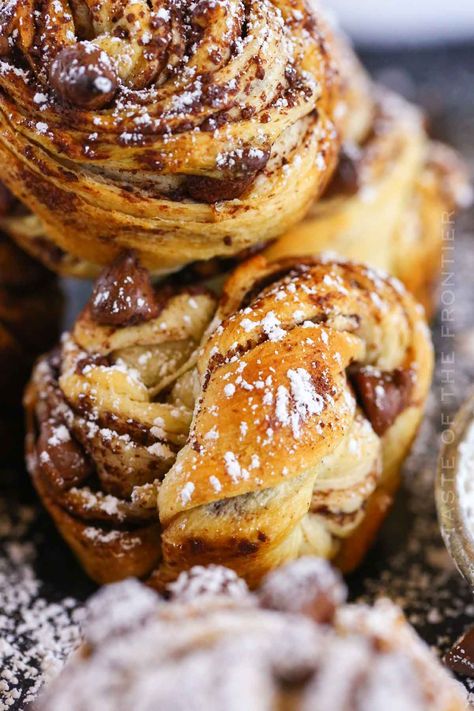 Chocolate Chip Cruffins are a quick and easy sweet treat. Made with just a handful of ingredients and they are sure to wow your crowd. Chocolate Chip Pastry, Cruffins Recipe Easy, Cruffin Recipe, Quick And Easy Sweet Treats, Viral Recipes, Crescent Recipes, Breakfast Goodies, Sweet Treats Recipes, Sweet Rolls