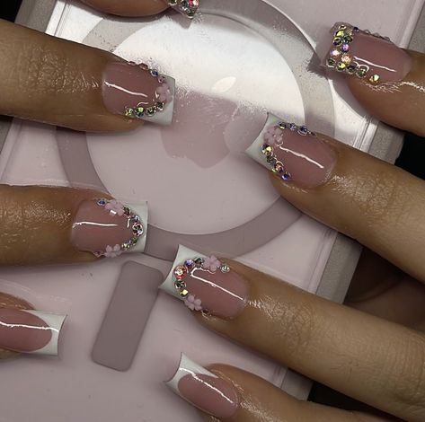 Dimond Nails Ideas Short, Short Bling Nail Designs, Short Mexican Nails, Bling Short Acrylic Nails, Short Nails Gems, Short French Tip Ideas, Nails For 13th Birthday, Nail Gems Designs, Bling Nails Short