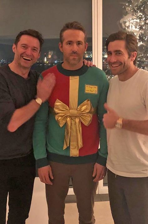 Ryan Reynolds Hugh Jackman, Best Friends Day, Deadpool Funny, Proper Attire, Giant Bow, Jay Ryan, Wolverine Hugh Jackman, Best Friend Day, Райан Гослинг