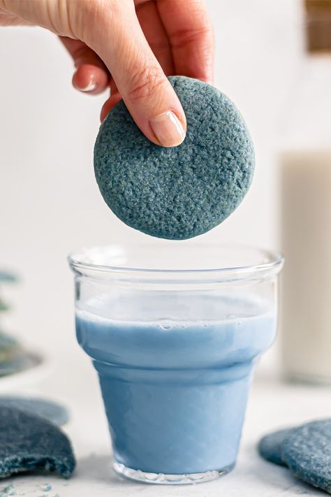 blue cookies with butterfly pea powder Blue Pea Recipe, Blue Pea Flower Recipes, Butterfly Pea Powder Recipes, Butterfly Pea Cookies, Butterfly Pea Flower Powder Recipes, Blue Butterfly Pea Flower Recipes, Butterfly Pea Flower Dessert, Butterfly Pea Flower Frosting, Drinks With Butterfly Pea Flower