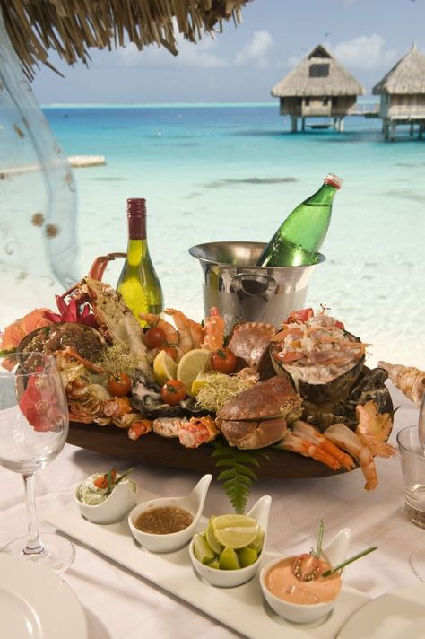 DINNER ON THE BEACH Seafood Dinner Aesthetic, Beach Dinner Ideas, Tropical Homestead, Beach Dinner Party, Seafood Aesthetic, Beach Dinner Parties, Acajutla, Beach Mediterranean, Food Beach