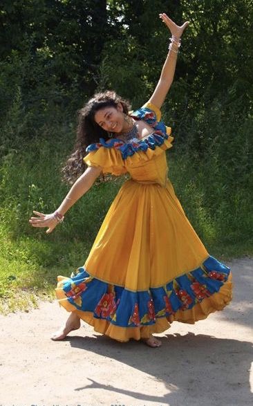 Romani Clothing, Traditional Mexican Dress, Mexican Fashion, Mexican Outfit, Long Dress Design, Mexican Dresses, Human Poses, Dance Photos, Character Outfits