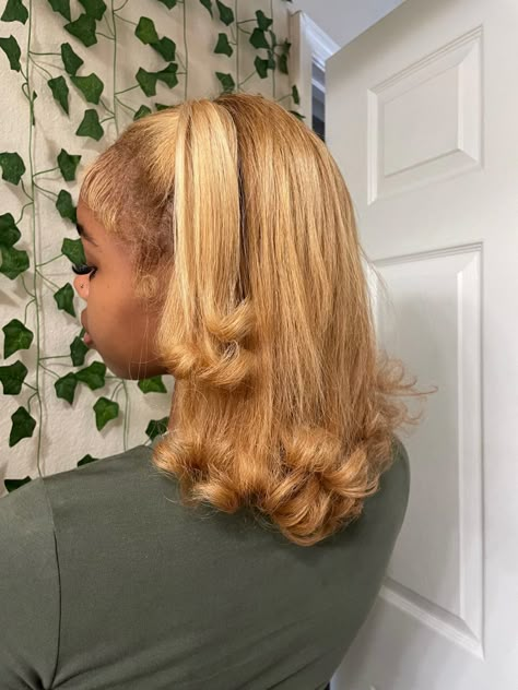 Skunk Stripe Hair Light Skin, Straight Hair With Bumps At The End, Honey Blonde Hair On Black Women Natural Silk Press, Straight Honey Blonde Hair, Ribbed Sweater Outfit, Hair Colors Black Women, Blonde Natural Hair, Dyed Hair Inspiration, Dyed Natural Hair