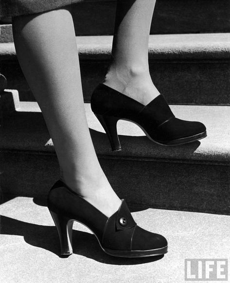 Beautiful image of 1930s shoes - love these shoes 1930s Shoes, 1940s Fashion Women, 1940s Women, 1940s Shoes, 30s Fashion, 1930s Fashion, Womens Shoes High Heels, Gorgeous Shoes, Womens Shoes Wedges