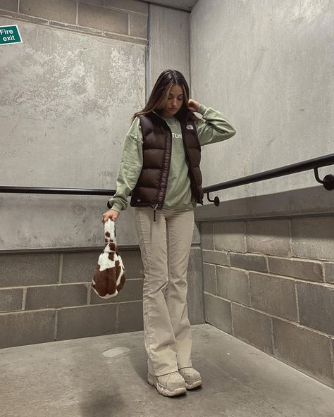 Another mint chocolate outfit! . . . #y2k #y2kfashion #y2koutfits #y2kedits #y2kaesthetics #y2kangel #y2kedit #y2kgirl #y2kbaby… Sleeveless Jacket Outfit, Puffer Outfit, Puffer Vest Outfit, Puffer Jacket Outfit, Mode Zara, Hairstyle Inspo, Cold Outfits, Sleeveless Jacket, Vest Outfits