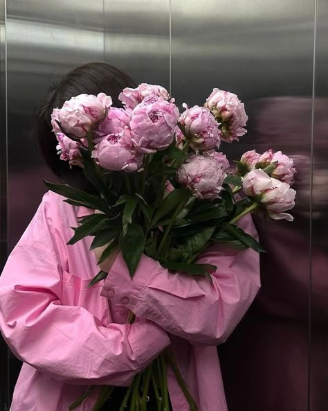 #flowers #peonies #love #aesthetics #pink #girly girl Nicolas Russo, Elena Abelli, Holding Bouquet, The Sweetest Oblivion, Danielle Lori, Boquette Flowers, Flower Gift Ideas, Nothing But Flowers, Holding Flowers