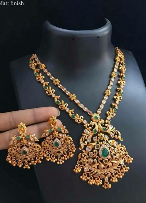 Gold Temple Jewellery, Neck Pieces Jewelry, Gold Jewelry Outfits, New Gold Jewellery Designs, Antique Jewellery Designs, Gold Jewelry Simple Necklace, Beautiful Gold Necklaces, Gold Necklace Indian Bridal Jewelry, Antique Bridal Jewelry