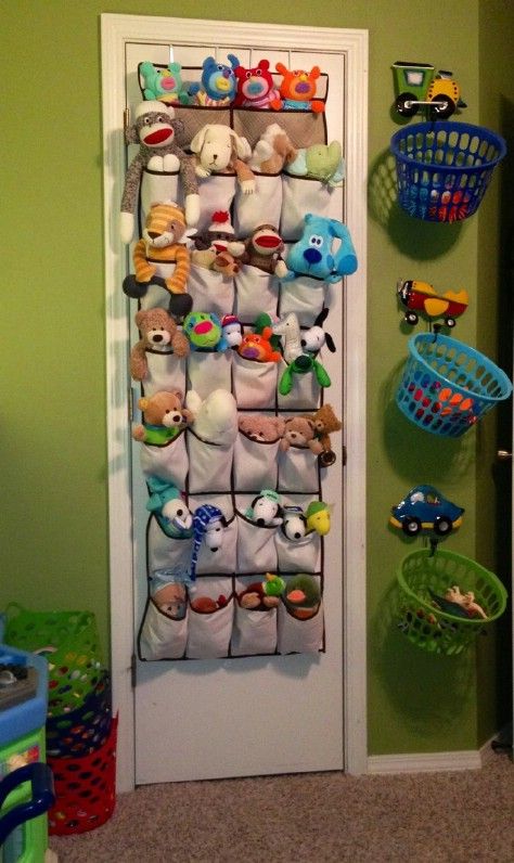 Store plush toys using a shoe organizer. Mommo Design, Stuffed Animal Storage, Organization Kids, Toy Rooms, Big Boy Room, Big Girl Rooms, Boys Bedrooms, Toy Organization, Kids Storage