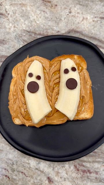 October Breakfast Ideas For Kids, Halloween Morning Breakfast, Spooky Meals, Ghost Toast, Halloween Toast, Comidas Halloween, Halloween Breakfast Ideas, October Meals, Halloween Bananas