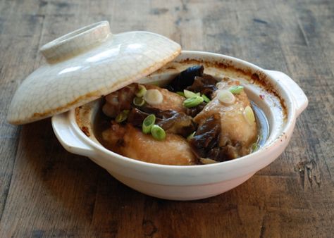 Clay Pot Chicken [Bureau of Taste] Clay Pot Chicken, Chinese Feast, Clay Pot Cooking Recipes, Clay Pot Recipes, Clay Cooking Pot, Traditional Chinese Food, Bowl Of Rice, Cantonese Food, Chinese Recipe