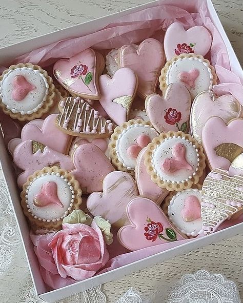 Coquette Cookies Aesthetic, Baking Aesthetic Pink, Coquette Cookies, Aesthetic Deserts, Baking Cute, Pink Baking, Pink Sweets, Pink Cookies, Pretty Dessert