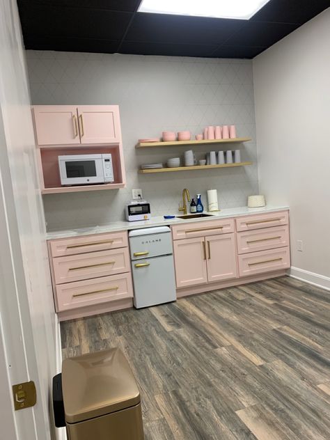 Salon Breakroom, Pink And Gold Esthetician Room, Spa Break Room, Diy Beauty Salon At Home, Shed Nail Studio, Pink Break Room, Aesthetic Break Room, Hair Salon Break Room Ideas, She Shed Lash Studio