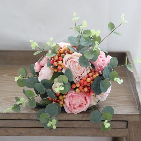 Berry Floral Arrangement, Plant Eucalyptus, Pink Rose Wedding Bouquet, Wedding Bouquet Pink, Wedding Flower Guide, Pink Roses Wedding, Silk Bridal Bouquet, Wedding Bouquets Pink, Rose Wedding Bouquet