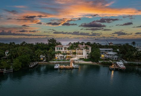 Located in Manalapan this mammoth Ocean-to-Intracoastal estate provides mesmerizing panoramic views of both bodies of water. Listed by Steven Presson The post Steven Presson Presents An Impressive Oceanfront Estate In Manalapan appeared first on Haute Residence by Haute Living. Manalapan Florida, Oceanfront Beach House, Bodies Of Water, Saltwater Pool, Build Your Dream Home, Outdoor Area, Real Estate Marketing, Palm Beach, Florida