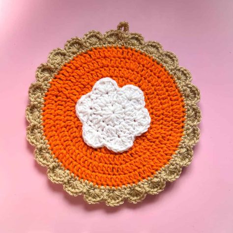 Crochet Pumpkin Pie Potholder Pattern - thecaffeinatedsnail.com Crochet Pumpkin Pie, Thanksgiving Crochet, Turtle Crochet, Crochet Hot Pads, Fall Crochet Patterns, Crochet Eyes, Crochet Strawberry, Potholder Patterns, Crochet Collection