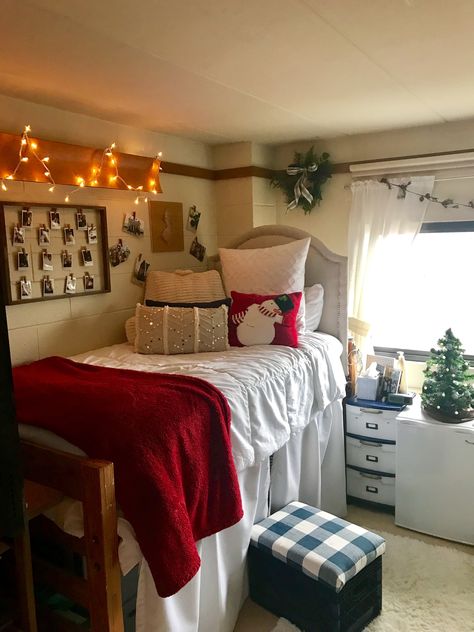 Christmas Dorm Decor Christmas College Dorm Decorations, Christmas Decor For Dorm Room, Dorm Christmas Decor College, Christmas Decor Ideas For Dorm Room, Christmas Dorm Ideas, Christmas College Apartment, Christmas Dorm Decorations Room Ideas, College Dorm Room Christmas Decorations, Christmas Decor Dorm Room