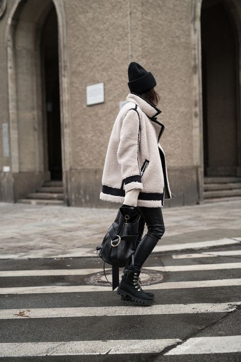 Black Beanie Outfit, Acne Studios Beanie, Beanie Outfit, Faux Shearling Coat, Model Outfits, Black Beanie, Style Inspiration Winter, Fire Fits, Samsoe Samsoe