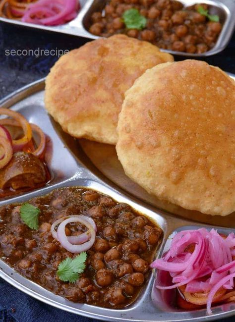 Chana Bhatura Recipe, Chhole Bhature Photography, Chole Bhature Photography, Indian Picnic, Chole Bhature Recipe, Bhatura Recipe, Chole Bhature, Punjabi Food, Chickpea Curry