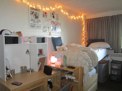 Pretty Dorm Room, College Dorm Room Inspiration, Cozy Dorm Room, Dorm Room Styles, Dorm Style, College Apartments, Dream Dorm, Dorm Sweet Dorm, College Dorm Room Decor