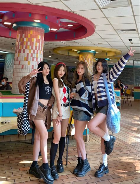 best friend bestie ootd outfit ideas Group Picture Poses, Friendship Photoshoot, Korean Best Friends, Preformance Outfits, Bff Photoshoot Poses, Bff Photoshoot, Friend Poses Photography, Best Friend Photos, Photo Pose Style