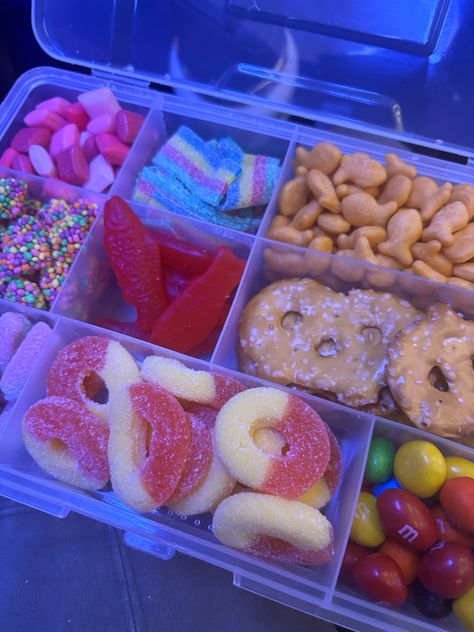 #snacks #airplane Snack Stash Ideas, Dollar Tree Snacks, Snacks For Road Trip, Snackle Box Ideas, Airplane Snacks, Sleepover Snacks, Snackle Box, Snack Basket, Beach Snacks