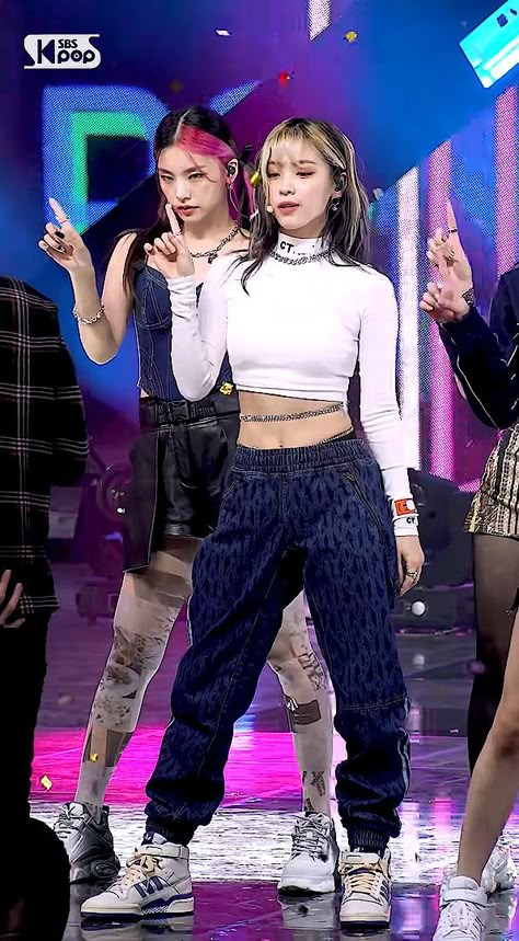 Itzy Swipe Outfit, K Pop Idols Female Outfits, Ryujin Stage Outfit, Kpop Girl Outfits Stage, Itzy Concert Outfit, Kpop Idol Outfits Stage, Itzy Stage Outfits, K Pop Idols Outfits, Idols Outfits Stage