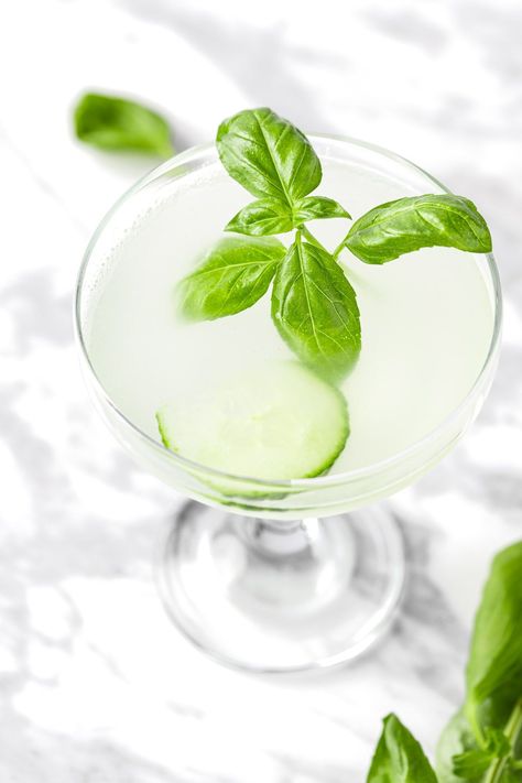 This cucumber basil gimlet is a simple and refreshing cocktail recipe. Made with homemade basil simple syrup from fresh basil leaves. Basil Gimlet, Basil Drinks, Basil Simple Syrup, Gin Gimlet, Cucumber Basil, Cocktails Made With Gin, Gimlet Recipe, Unique Cocktail Recipes, Refreshing Cocktail