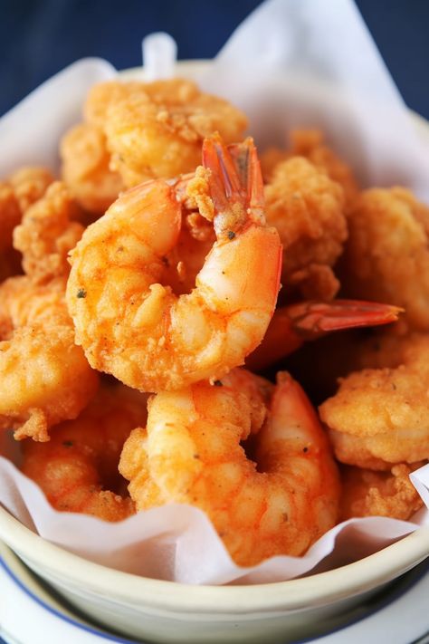 This recipe for Southern Fried Shrimp is not only straightforward and scrumptious but also quick to prepare. It features shrimp that are crunchy on the outside and packed with flavor. You can whip up this crispy seafood dish in approximately 15 minutes, providing a fast and tasty meal. Ever longed to recreate that high-quality fried Deep Fried Shrimp Recipes, How To Fry Shrimp, Easy Fried Shrimp, Southern Fried Shrimp, Fried Shrimp Recipes Easy, Shrimp Fry, Cook Shrimp, Fried Shrimp Recipes, Breaded Shrimp