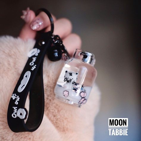 Cute Black Keychain, Milk Tea Keychain, Mobile Case Diy, Boba Keychain, Liquid Keychain, Kawaii Keychain, Keychain Designs, Keychain Kawaii, Hello Kitty Keychain