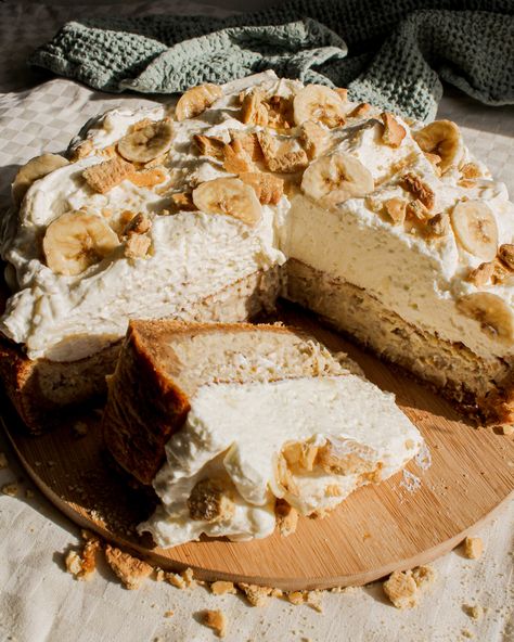 creamy banana cheesecake on a cake stand.