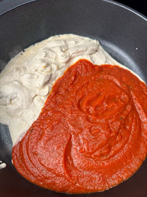 A jar of marinara sauce poured over a container of refrigerated alfredo sauce in a skillet. Recipe Using Alfredo Sauce, Chicken With Spaghetti Sauce, Fetuchini Alfredo, Chicken Alfredo Sauce, Crockpot Spaghetti Sauce, Jarred Alfredo Sauce, Crockpot Chicken Alfredo, Alfredo Sauce Recipe Easy, Spagetti Recipe