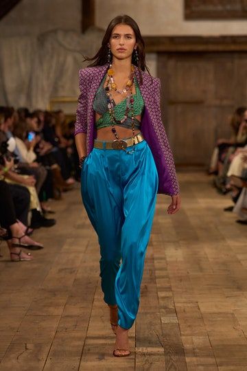 Silky Pants, Mode Hippie, Ss 2024, Estilo Hippie, Moda Paris, Mode Boho, Ralph Lauren Style, Ralph Lauren Collection, Tapered Pants