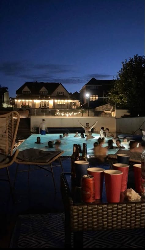 #party #pool #night #summer #evening Senior Pool Party, Rich Party Aesthetic, Mansion Pool Party, College Pool Party, Teen Pool Party, Pool House Party, Teen Pool Parties, Pool Party Aesthetic, Pool Movie