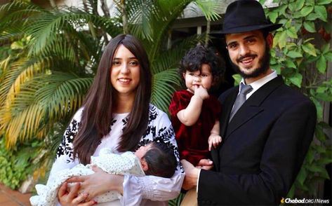 Raised in the Congo, She Will Now Start Up Chabad in Ivory Coast - Couple determined to build Jewish life in West African nation - Chabad-Lubavitch News Jewish Couple, Hebrew School, Jewish Culture, Jewish Holidays, African Countries, Ivory Coast, Learn To Read, Start Up, Building