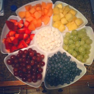 Rainbow fruit tray with marshmallows (clouds). #Repin By:Pinterest++ for iPad# Rainbow Birthday Snack Ideas, Rainbow Food Tray, Rainbow Foods Party, Rainbow Appetizers, Rainbow Food Party, Rainbow Picnic Ideas, White Foods For Color Party, Rainbow Party Food Ideas, Cocomelon Food Ideas