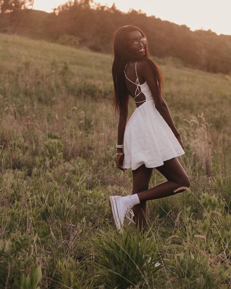 this cutie girl Black Girlhood, Senior Photo Poses, Fall Senior Pictures, Birthday Shoot, Photography Posing Guide, Pose For The Camera, Posing Guide, Senior Poses, Senior Photoshoot