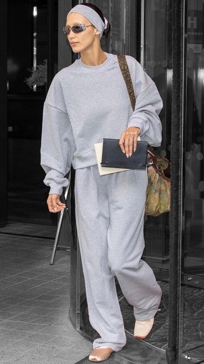 Bella Hadid in Paris, France on Wednesday 05/10/2022 #VeronicaTasmania Sweatpant Outfits Summer, Bella Hadid Sweatpants, Bella Hadid Style 2023, Bella Hadid Outfits 2023, Bella Hadid Uggs, Model Off Duty Style Winter, Bella Hadid Casual Outfits, Bella Hadid Fall Outfits, Bella Hadid 2023