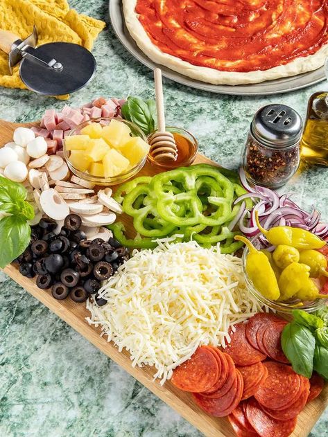 Topping Bar Ideas, Pizza Topping Bar, Pizza Bar Party, Pizza Party Food, Pizza Dinner Party, Family Dinner Night, Pizza Topping, Pizza Dinner, Make Your Own Pizza