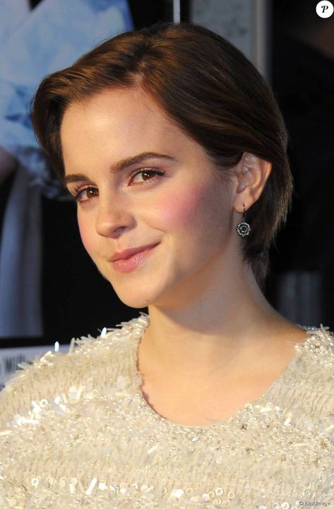 Emma Watson Short Hair, Emma Watson Hair, Emma Watson Belle, Celebrity Short Hair, The Beauty And The Beast, Oval Face Haircuts, Beach Wave Hair, Face Shape Hairstyles, Cool Short Hairstyles