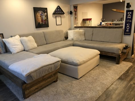 Homemade Couch Living Room, Moveable Sectional Couch, Homemade Sectional Couch, Pallet Couch Living Room, Diy Pallet Sectional Indoor, Diy Indoor Sectional Couch, Pallet Sectional Indoor, Indoor Pallet Couch, Pallet Couch Diy Indoor Living Room