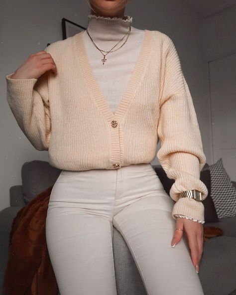 Lydia Rose on Instagram: “Cream comfies 🙌 been looking for an oversized cardy like this for ages - you can wear this one as a dress too 👍 • #chunkyknit…” Turtlenecks Aesthetic, Turtleneck Outfit Layering, Layered Turtleneck, Lydia Rose, Turtleneck Outfit, Oufits Casual, Elegante Casual, Cardigan Outfits, Layering Outfits