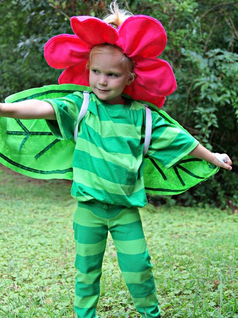 Remember the talking flowers from Alice in Wonderland? Craft a flower costume for your little one this Halloween with The Sewing Rabbit's flower costume tutorial. Flower Halloween Costume, Flower Costume Diy, Easy Homemade Halloween Costumes, Halloween Costumes Pictures, Flower Costume, Diy Halloween Costumes For Kids, Homemade Halloween Costumes, Costume Tutorial, Diy Halloween Costumes Easy