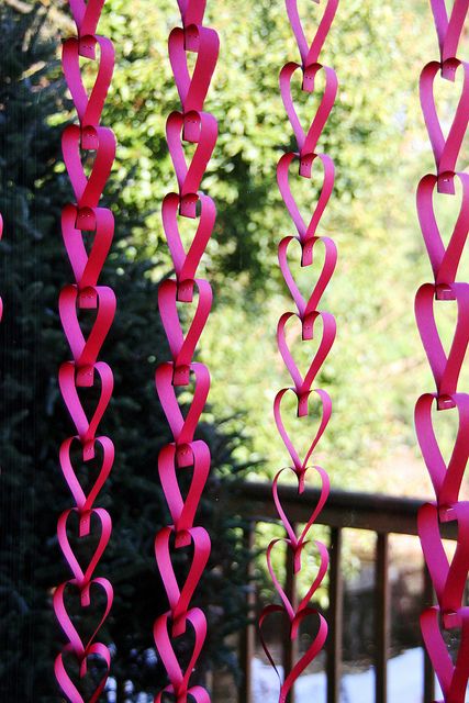 Valentines Outdoor Decorations, Saint Valentin Diy, Valentines Bricolage, Diy Valentine's Day Decorations, Fleurs Diy, Heart Projects, Paper Chains, Heart Garland, Paper Heart