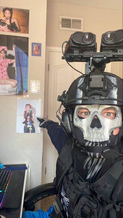 Scp Guard Cosplay, Ghost Unmasked Cod, Ghost Without Mask, Ghost Without Mask Cod, Ghost Cosplay Call Of Duty, Ghost Pfp Cod, Cod Ghost Mask, Ghost Cod Cosplay, Call Of Duty Cosplay