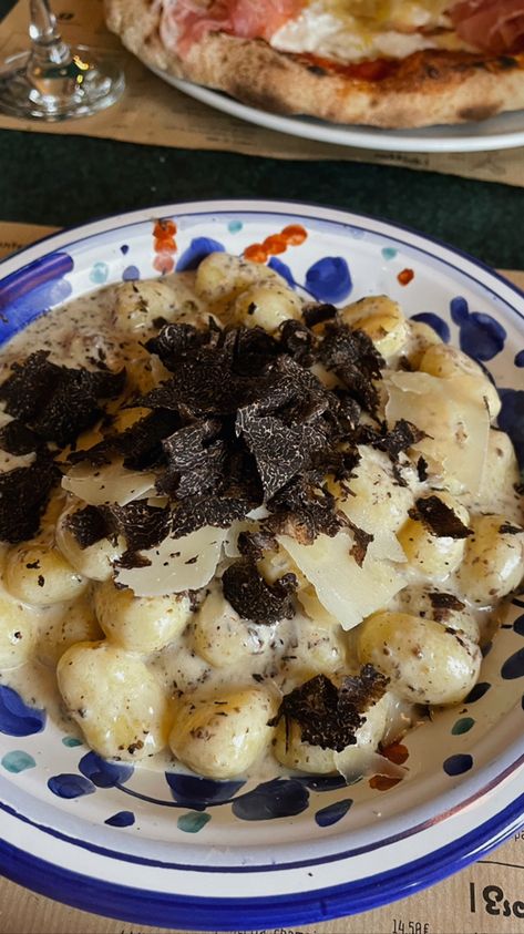 Gnocchi truffel sauce with fresh truffle on top Gnocchi Truffle, Black Truffle Pasta Recipe, Truffle Tortellini, Truffle Gnocchi, Truffle Tagliatelle Recipe, Fresh Truffle, Gnocchi, Fine Dining, Truffles