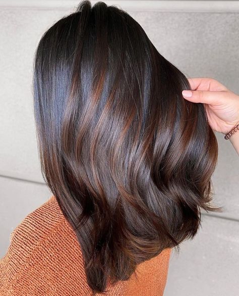 Highlights With Black Roots, Dark Brown Cinnamon Hair Color, Cinnamon Balayage Dark Brown, Hair Highlights For Black Hair, Bronze Balayage, Redish Brown Hair, Cinnamon Balayage, Trendy Hair Color Ideas, Icy Blonde Hair Color