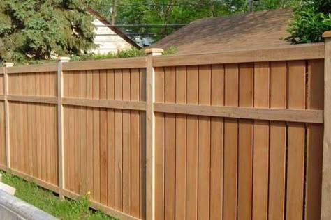 Cedar Privacy Fence Ideas, Cedar Fence Design Ideas, Private Fencing Ideas, Privacy Fence Styles, Wood Fence Design Ideas, Wood Fence Ideas Backyards, Wood Fence Styles, Fence Design Wood, Outdoor Fence Ideas