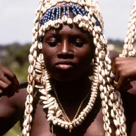 Georges Courreges on Instagram: “#Côte-d’Ivoire #senoufo 📷by Georges Courrèges #danseuse #cauri #coiffe #traditionalhat #hat #africangirl #westafrica #portraitphotography…” Cowrie Shell Headpiece, African Crown, Shell Crowns, Crown Headpiece, Cowry Shell, Cowrie Shell, African Hairstyles, Headpiece, Shells